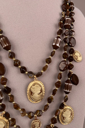 Kahverengi boncuklu katmanlı cameo kolye, altın kaplama metal detaylı, kadın aksesuar, vintage stil, detay görünüm