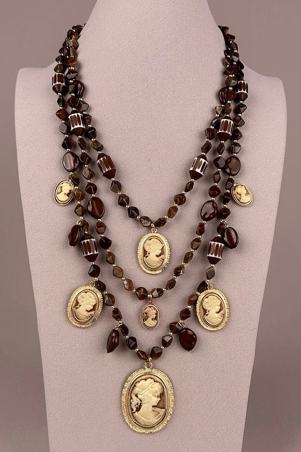 Kahverengi boncuklu katmanlı cameo kolye, altın kaplama oval madalyonlar, kadın aksesuar, klasik vintage stil