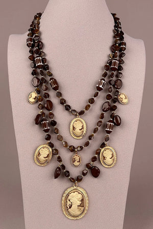 Çok katmanlı cameo kolye, kahverengi boncuk detaylı, altın çerçeveli kadın aksesuar, klasik stil, önden görünüm