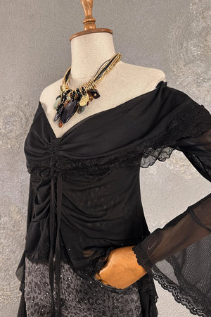 Siyah dantel detaylı romantik bluz, off-shoulder kesim, kadın giyim, şık ve zarif tasarım, önden görünüm