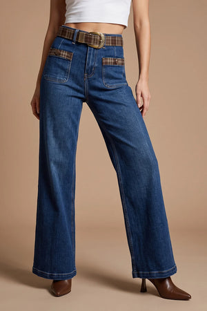 Ekose detaylı düz paça kadın jean, lacivert denim, altın tokali kemer, geniş kesim, önden görünüm.