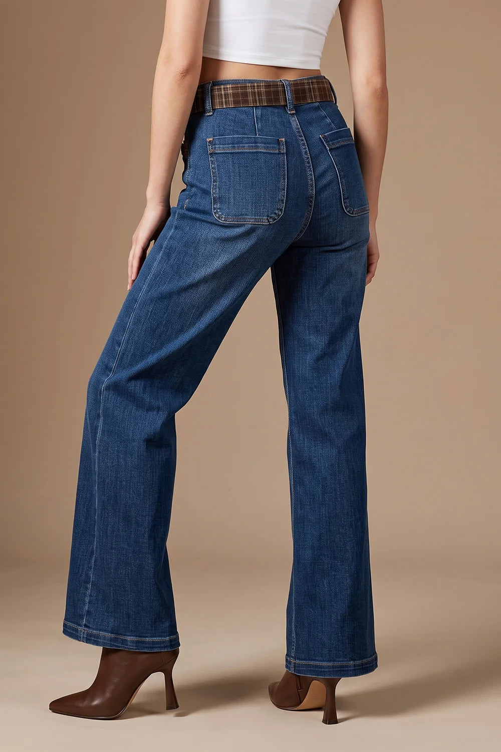 Ekose detaylı düz paça jean, kadın, koyu mavi denim, yüksek bel, yandan görünüm