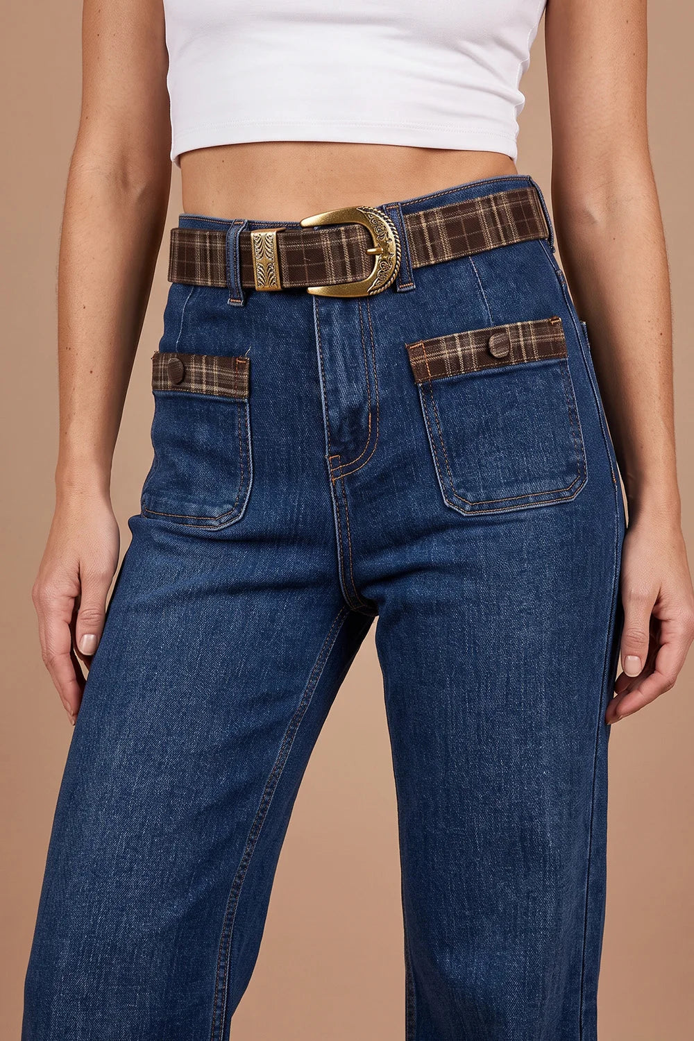 Ekose detaylı düz paça jean, mavi denim kumaş, kemer ve cep detayları, kadın giyim, önden görünüm