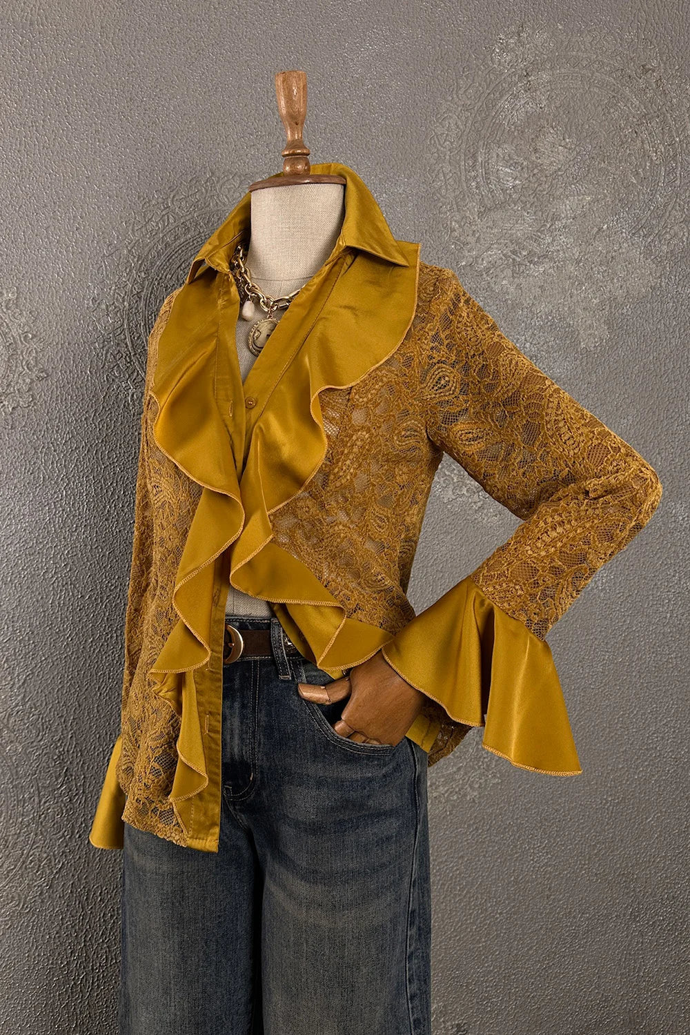 Sarı dantel volanlı gömlek, kadın için şık tasarım, uzun kollu, önden görünüm, casual-chic stil