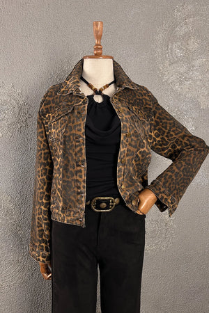 Taşlamalı leopar desenli kadın kot ceketi, siyah bluz kombinli, vintage stil, önden görünüm