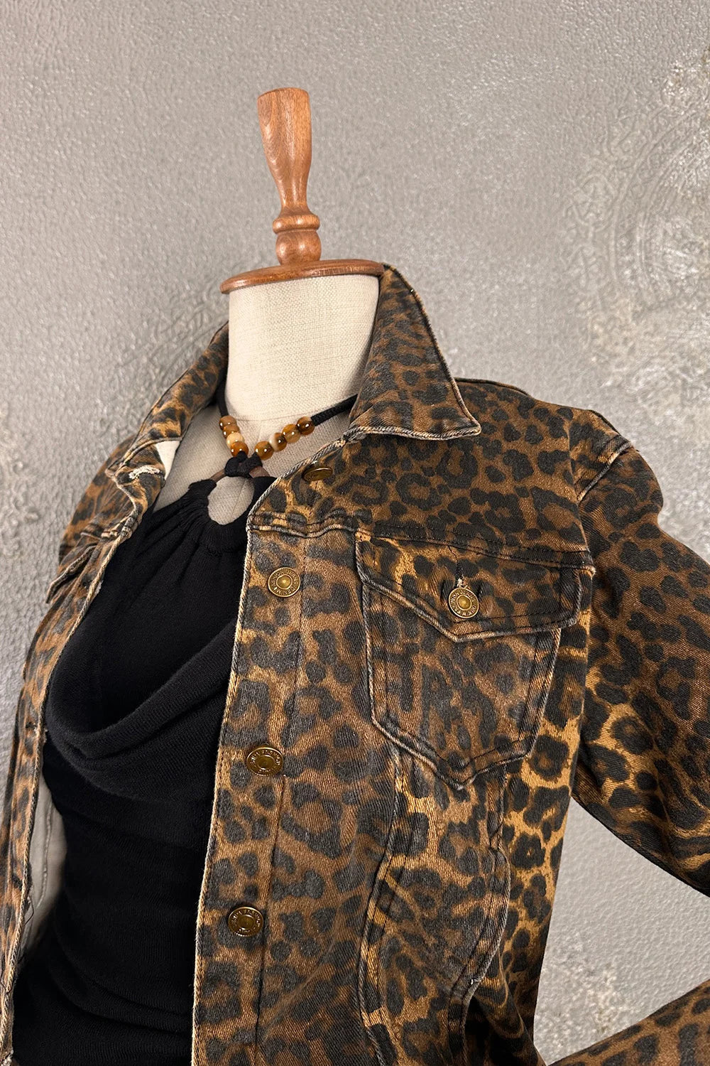 Leopar desenli taşlamalı kot ceket, kadın, kahverengi-siyah, klasik kesim, önden görünüm, boncuk detaylı