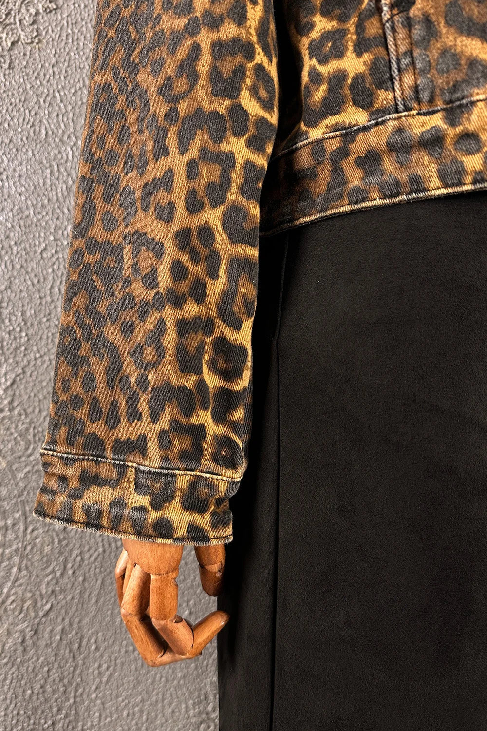Leopar desenli taşlamalı kadın kot ceketi, kahverengi-siyah renk, vintage stil, yandan detay görünüm