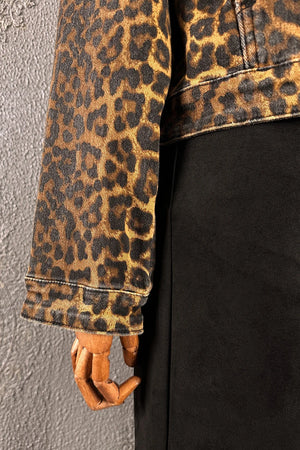 Leopar desenli taşlamalı kadın kot ceketi, kahverengi-siyah renk, vintage stil, yandan detay görünüm