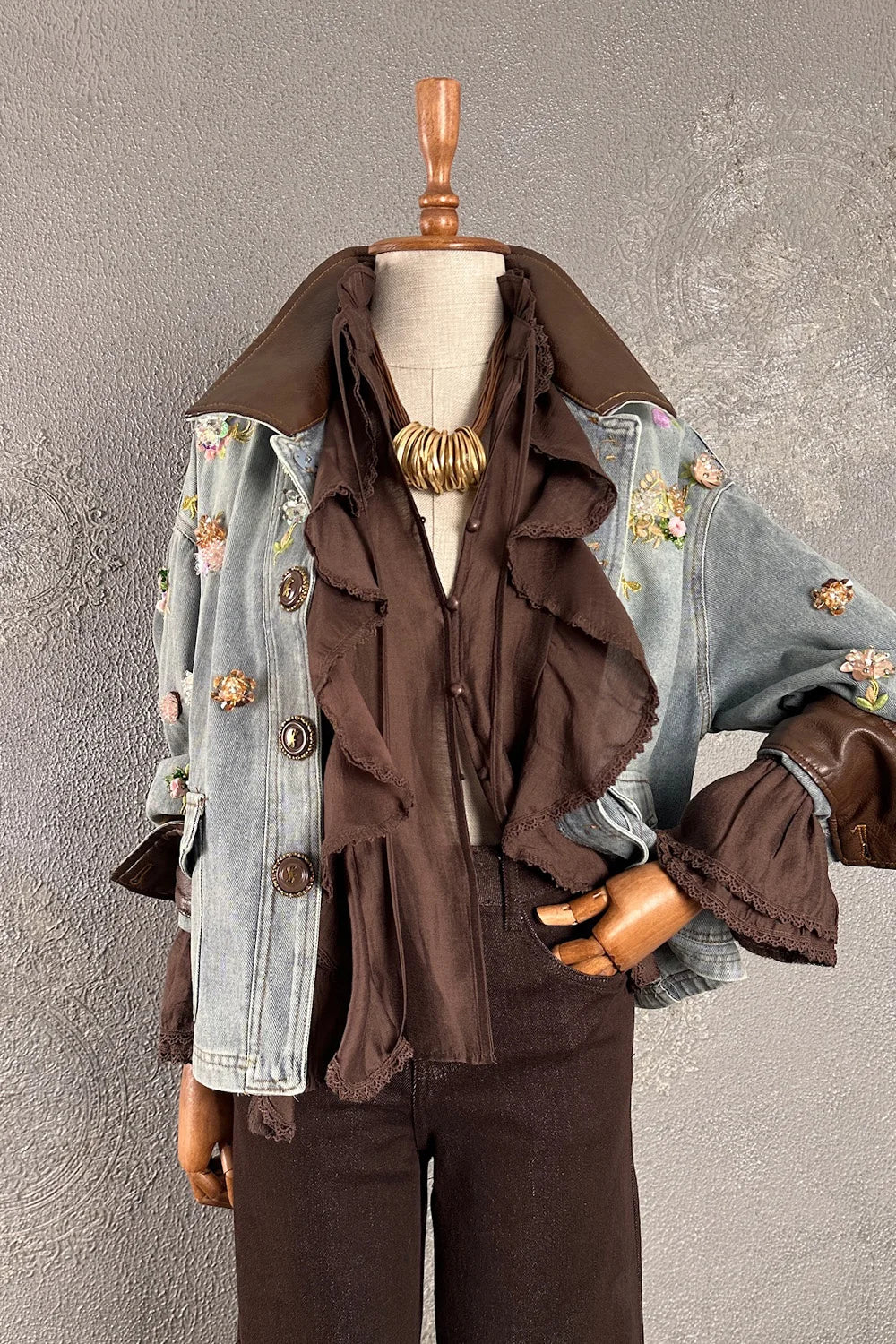 Çiçek işlemeli kot ceket, kahverengi ruffled detaylı, denim blend, oversize kesim, kadın giyim, önden görünüm