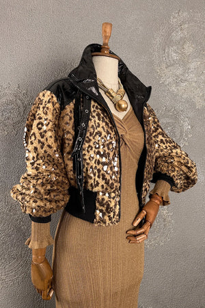 Payet detaylı kısa bomber mont, leopar desenli, siyah ve krem kadın ceketi, oversize kollu, şık görünüm.