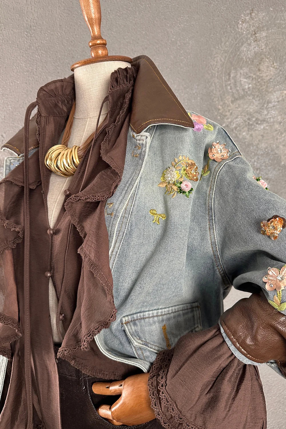 Çiçek işlemeli gri kot ceket, kahverengi detaylı, kadın denim giyim, fırfırlı kesim, önden görünüm