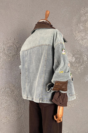 Açık mavi işlemeli kot ceket, çiçek aplike detaylı, oversize kesim, kadın giyim, yandan görünüm