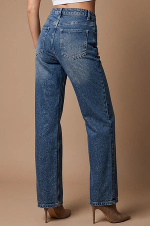 Simli geniş paçalı kadın jeans, koyu mavi denim, yüksek bel, düz kesim, arka cep detaylı, yandan görünüm.
