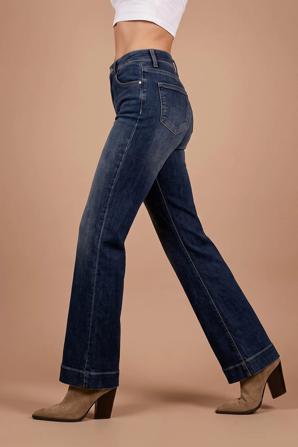 Yıkamalı straight jean, koyu mavi denim, yüksek bel, geniş paça, yandan görünüm, kadın pantolonu