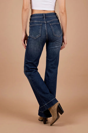 Koyu mavi yıkamalı straight jean, kadın, klasik kesim, arka cep detaylı, uzun paça, yandan görünüm