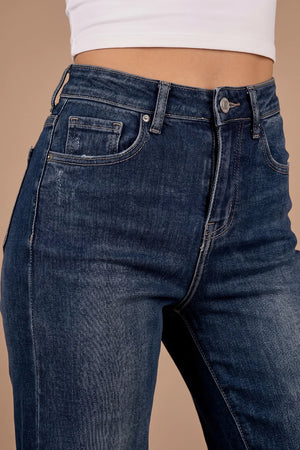 Yıkamalı koyu mavi straight jean kadın pantolonu, klasik kesim, önden görünüm detayı