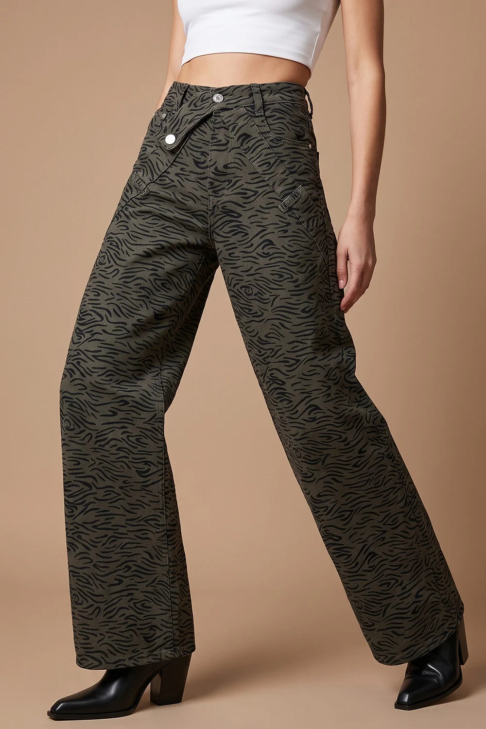 Zebra desenli baggy kadın jean, haki yeşil renk, geniş paça kesim, yüksek bel, önden görünüm