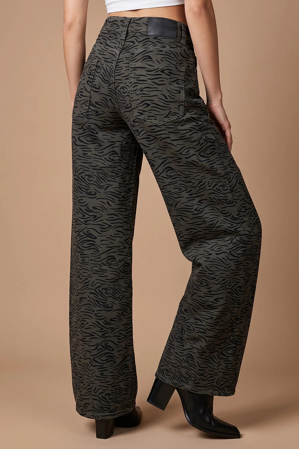 Zebra desenli baggy jean kadın, gri-siyah renk, yüksek bel, geniş paça, yandan görünüm