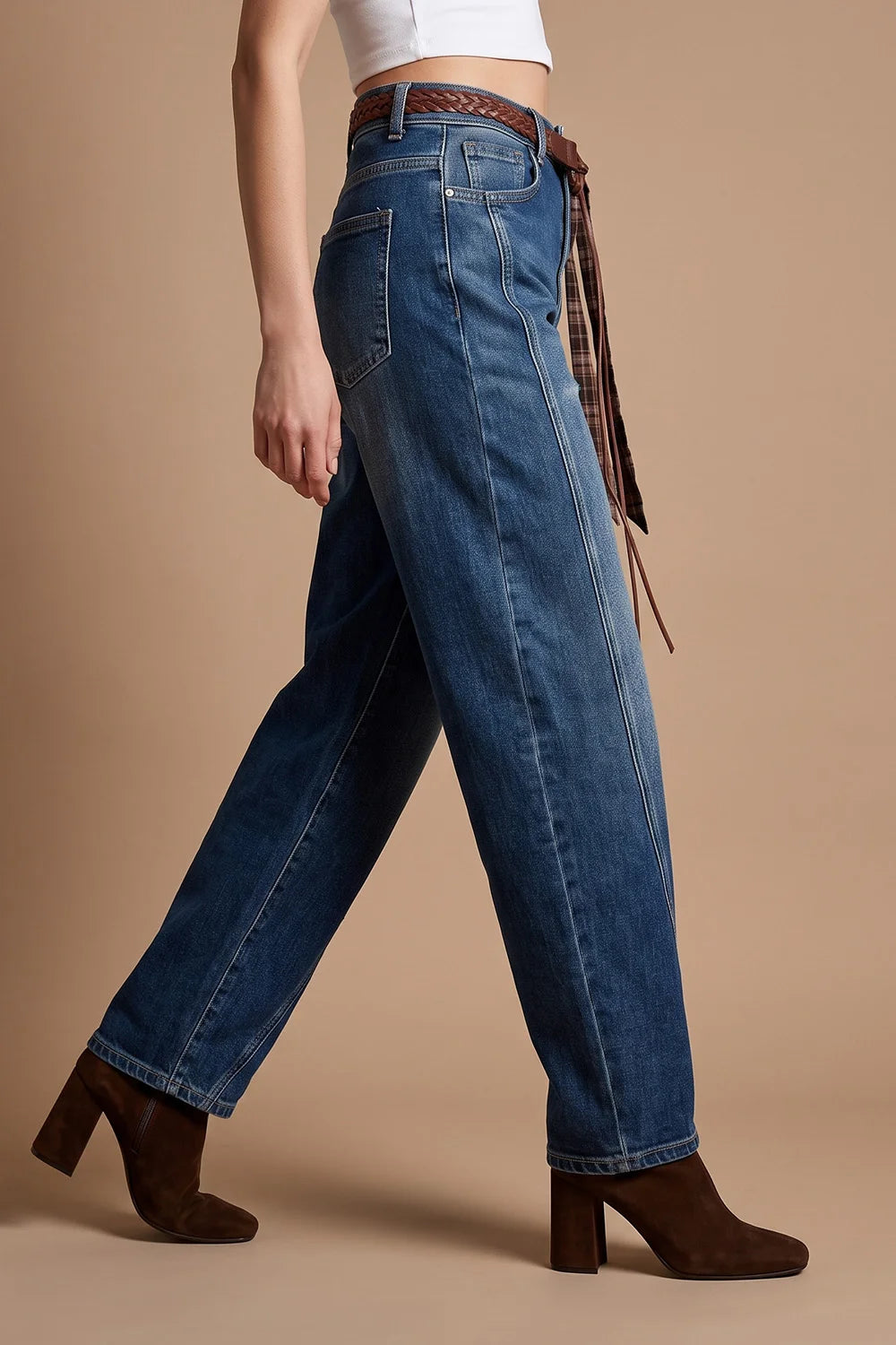 Koyu mavi barrel jean, yüksek bel, geniş paça, kahverengi deri kemer detaylı, kadın denim pantolon, yandan görünüm