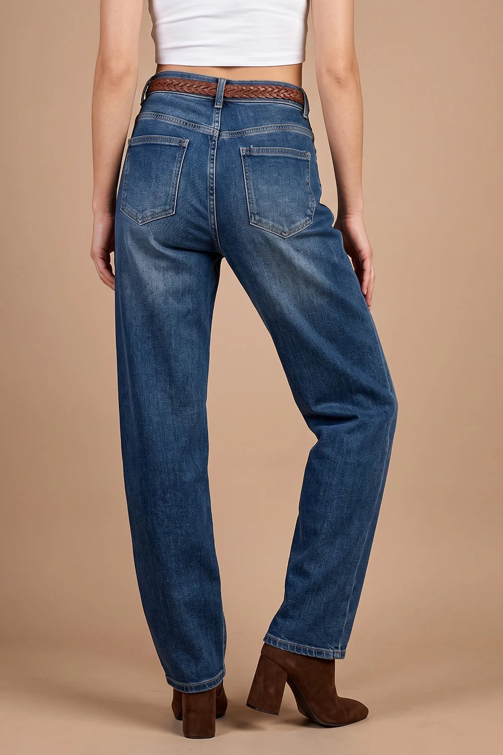 Koyu mavi barrel jean, yüksek bel, geniş paça, kahverengi deri kemer, yandan görünüm, kadın denim pantolon
