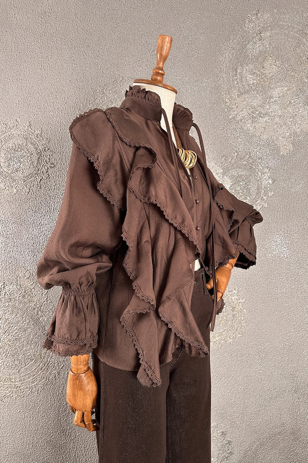 Kahverengi volanlı romantik gömlek, ruffled detaylı kadın bluz, vintage tarzı, yandan görünüm
