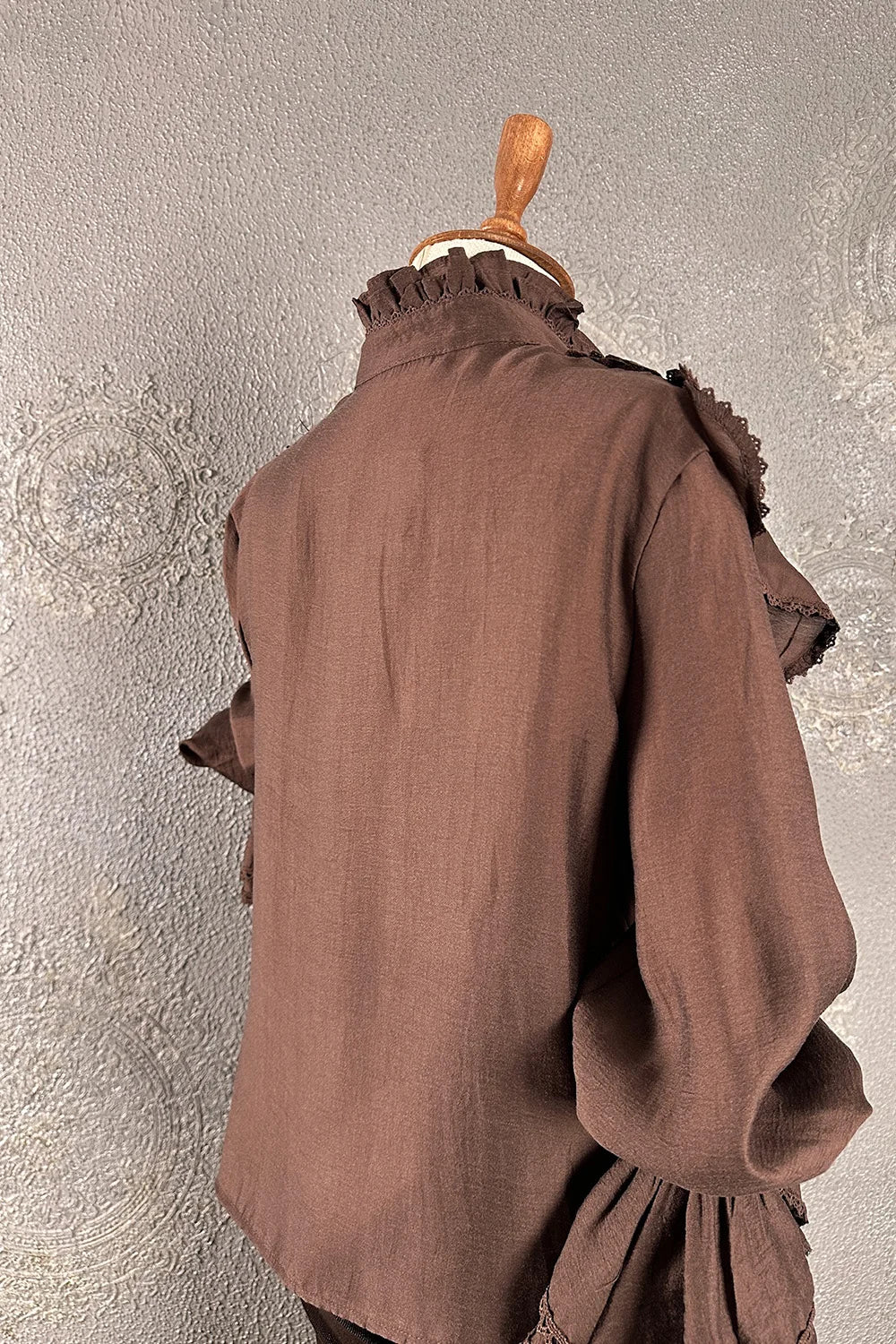 Kahverengi volanlı romantik kadın gömlek, uzun kollu, ruffled detaylı, yandan görünüm, yumuşak kumaş