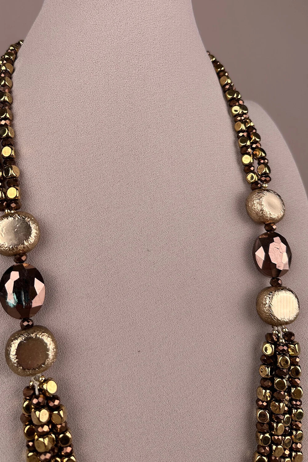 Gold detaylı boncuk salkım kolye, kahverengi faceted taş ve metalik boncuklar, şık aksesuar, detay görünüm.