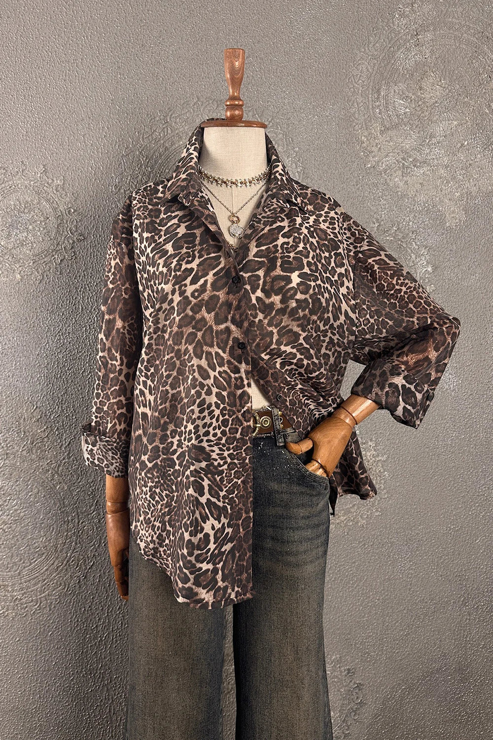 Leopar desenli kahverengi hafif gömlek, kadın oversize kesim, önden görünüm, şık casual stil