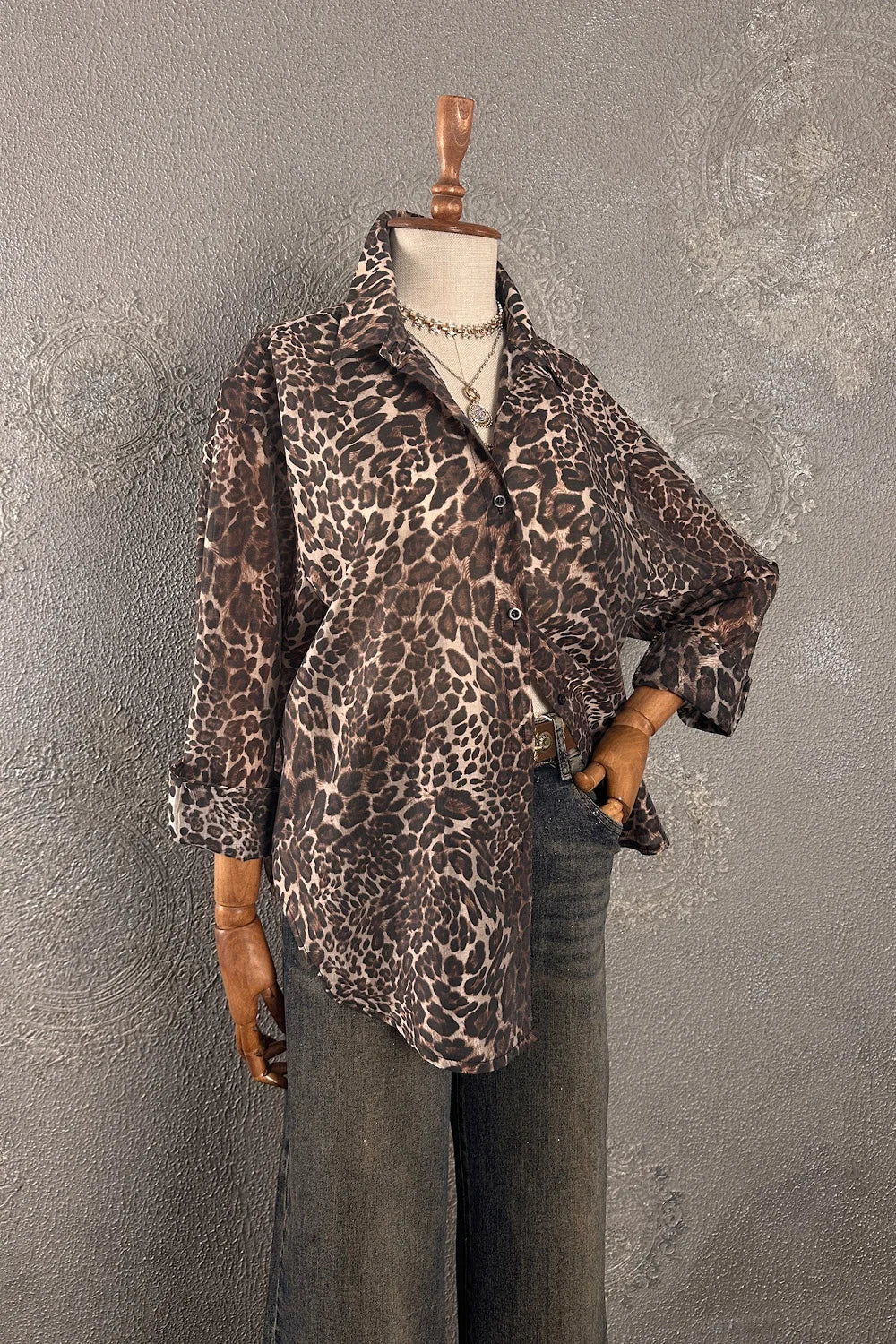 Leopar desenli hafif kadın gömlek, kahverengi tonları, oversize kesim, uzun kollu, önden görünüm