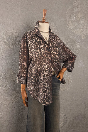Leopar desenli hafif kadın gömlek, kahverengi tonları, oversize kesim, uzun kollu, önden görünüm