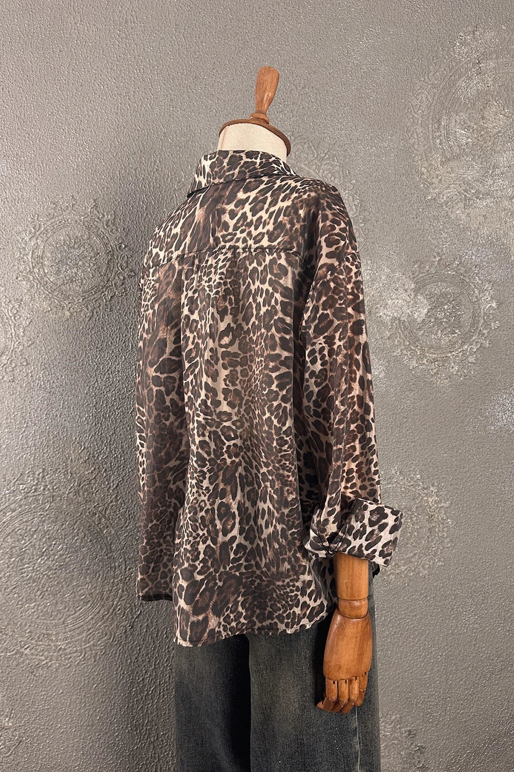 Leopar desenli hafif kadın gömlek, kahverengi tonları, uzun kollu, oversize kesim, yandan görünüm