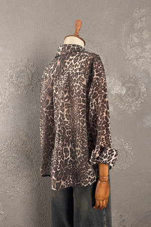 Leopar desenli hafif kadın gömlek, kahverengi tonları, uzun kollu, oversize kesim, yandan görünüm