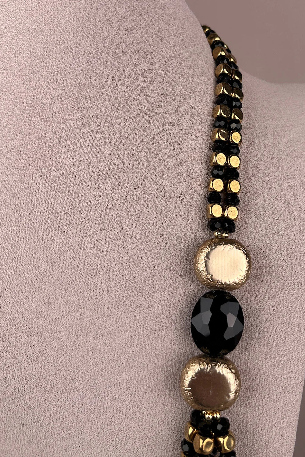Siyah boncuk ve altın detaylı kadın kolye, salkım tasarım, elegan aksesuar, detay görünüm