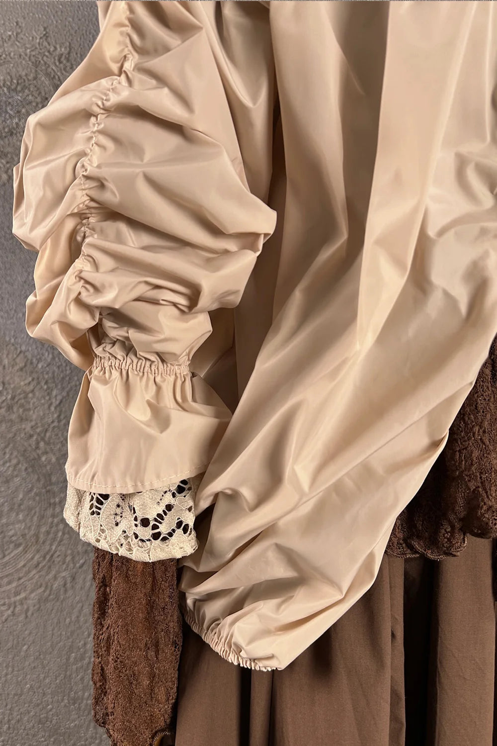 Krem dantel detaylı hafif ceket, şık kesim, kadın moda, yandan görünüm, zarif tasarım