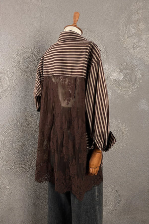 Çizgili oversize gömlek, transparan sırt detaylı, kahverengi dantel kombinli, kadın moda, yandan görünüm