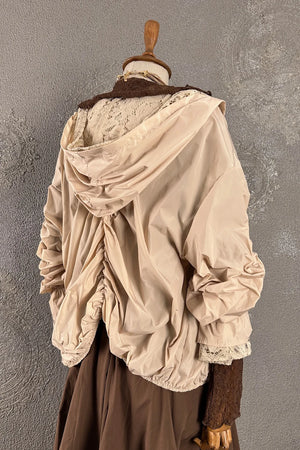 Krem dantel detaylı hafif ceket, kadın oversize kesim, kahverengi iç astar, yandan görünüm, şık tasarım