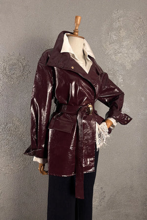 Bordo parlak deri ceket, boru yakalı, kuşaklı kesim, kadın moda, yandan görünüm, klasik stil