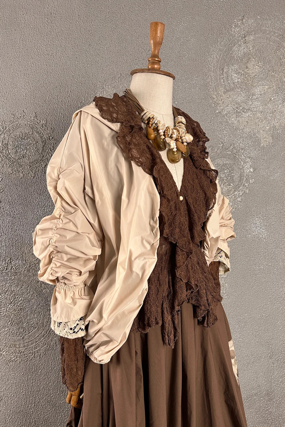 Krem ve kahverengi dantel detaylı hafif ceket, kadın boho tarzı, vintage görünüm, yandan detay