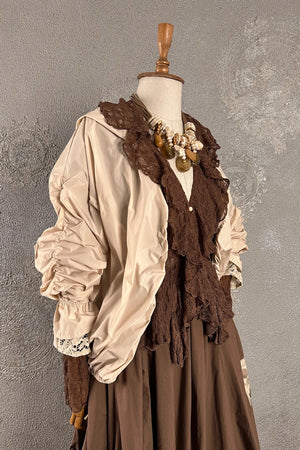 Krem ve kahverengi dantel detaylı hafif ceket, kadın boho tarzı, vintage görünüm, yandan detay