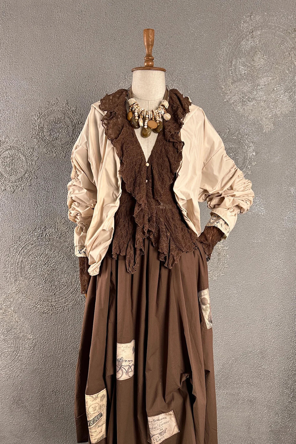 Kahverengi dantel detaylı kadın ceketi, krem şifon kollu, vintage tarzı, uzun etekli, önden görünüm, bohem stil