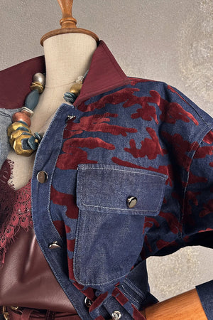 Kadife gölgeli denim ceket, lacivert ve bordo renkleri, çiçek desenli, düğmeli, önden görünüm, kadın moda aksesuar