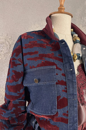 Kadife gölgeli denim ceket, lacivert-bordo renk, çiçek deseni, cepli kesim, önden görünüm
