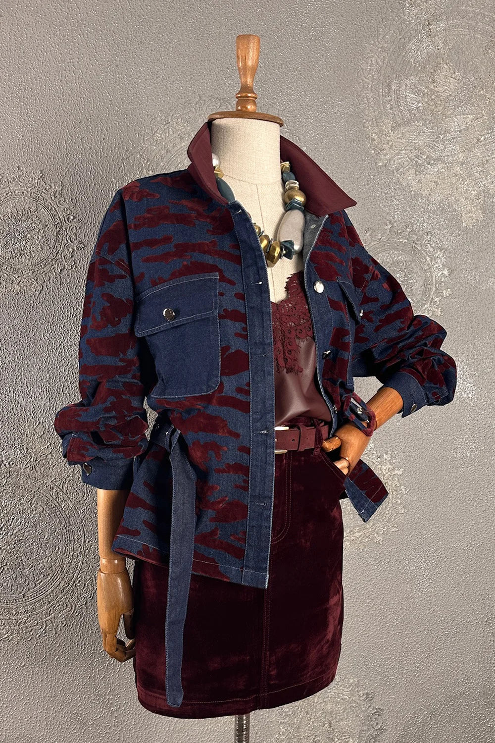 Bordo kadife gölgeli denim ceket, çift renkli desen, oversize kesim, ceket ve elbise kombinli, önden görünüm