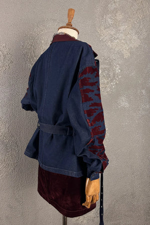 Lacivert denim kadın ceketi, bordo kadife detaylı, kemer beli, yandan görünüm, şık tasarım