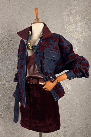 Bordo kadife etek, lacivert denim ceket, deri aksesuar detaylı, vintage tarzı kadın giyim kombinasyonu, önden görünüm
