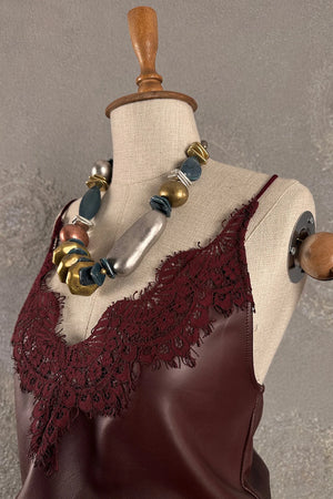 Bordo deri kadın bluz, dantel detaylı, kolsuz kesim, dekoratif boncuk ve taş aksesuarı, şık tasarım, önden görünüm