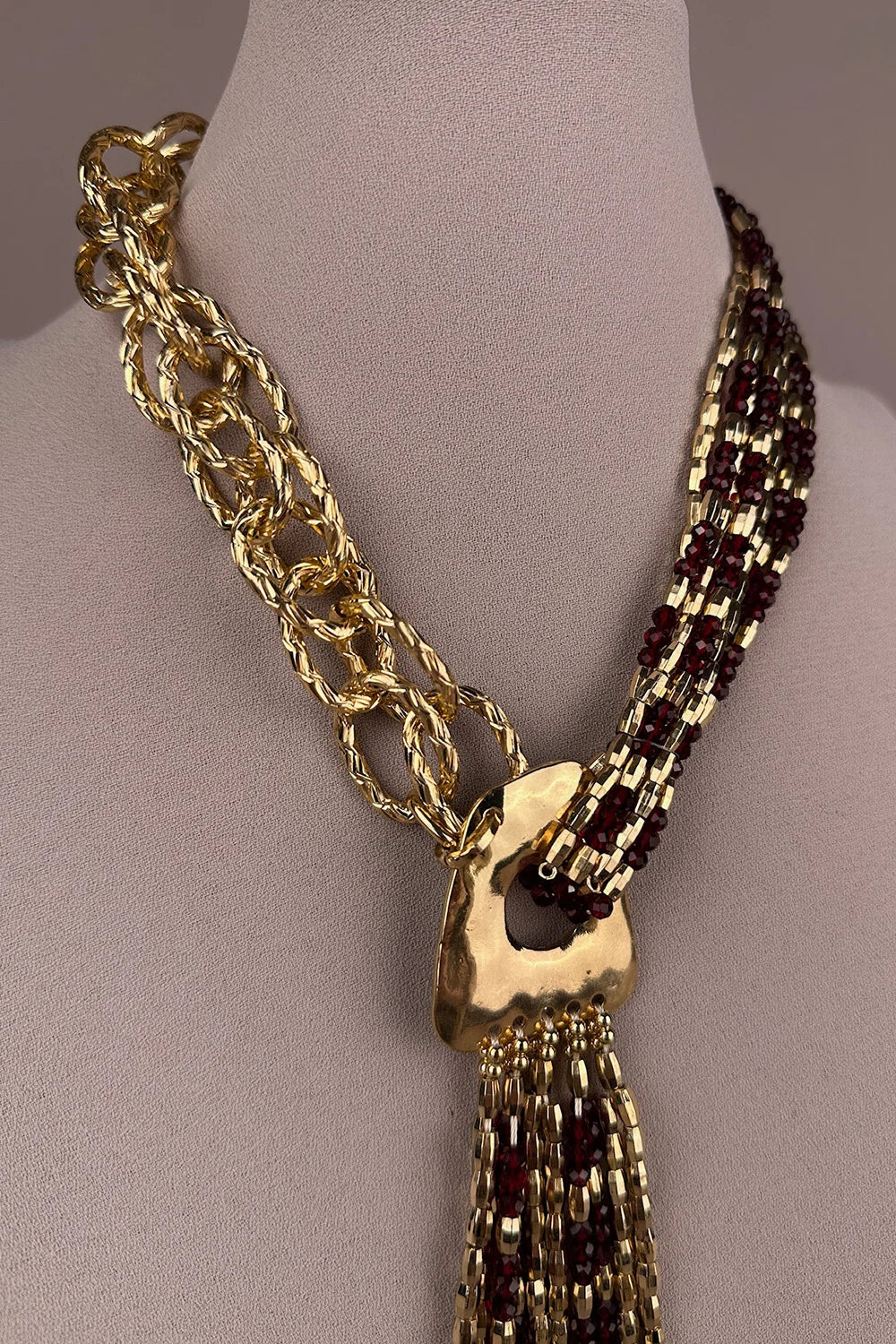 Asimetrik gold salkım kolye, çok katmanlı zincir tasarım, bordo boncuk detaylı, kadın aksesuar, şık ve zarif görünüm