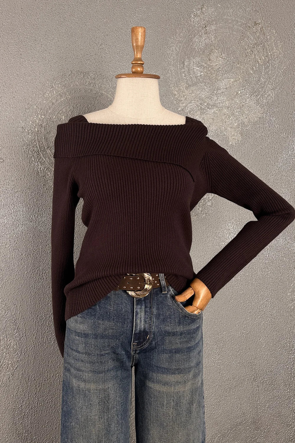 Bordo ribanalı triko kadın, off-shoulder kesim, uzun kollu, denim pantolon kombinli, önden görünüm
