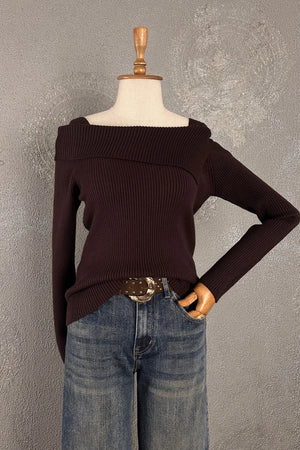 Bordo ribanalı triko kadın, off-shoulder kesim, uzun kollu, denim pantolon kombinli, önden görünüm
