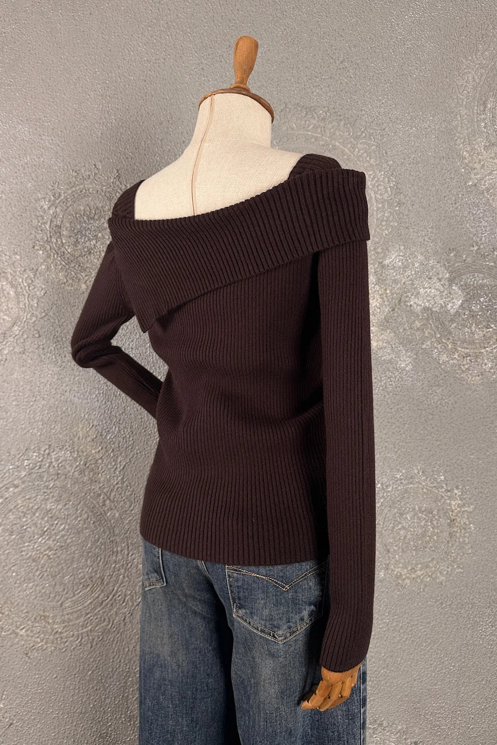 Kahverengi ribanalı triko, kadın off-shoulder kesim, uzun kollu, dar silüet, yandan görünüm